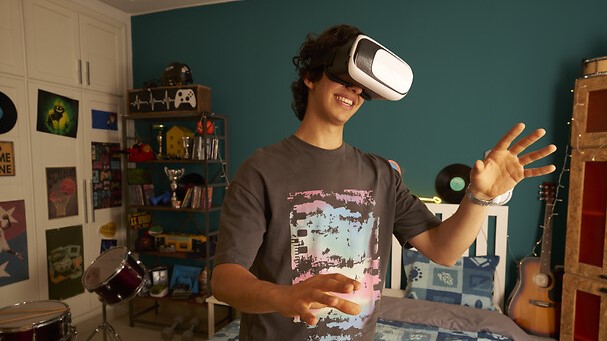 homme avec casque de réalité virtuelle