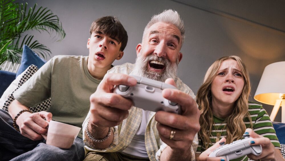 famille en train de jouer à un jeu vidéo sur la TV