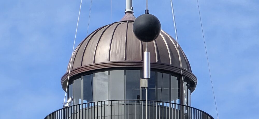 Coupelle et boule horaire de la tour de la découverte de Lorient