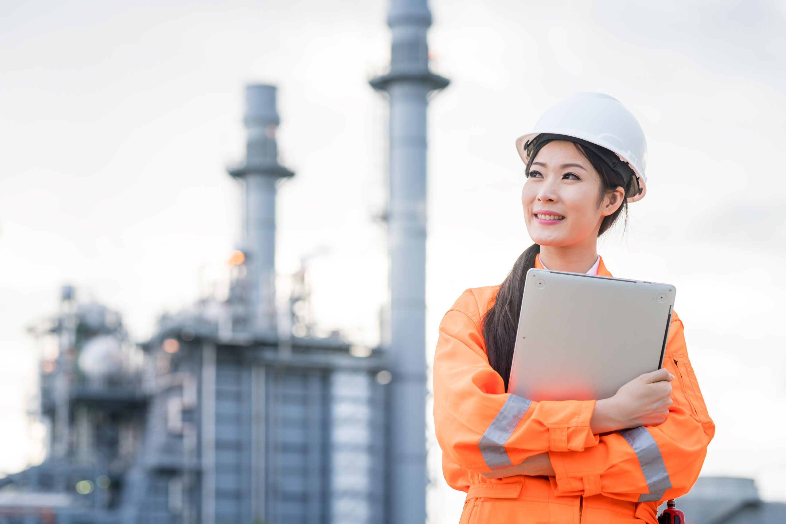 femme devant une usine