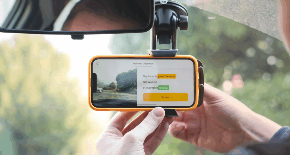 Smartphone with the vialytics app to film the condition of the road.